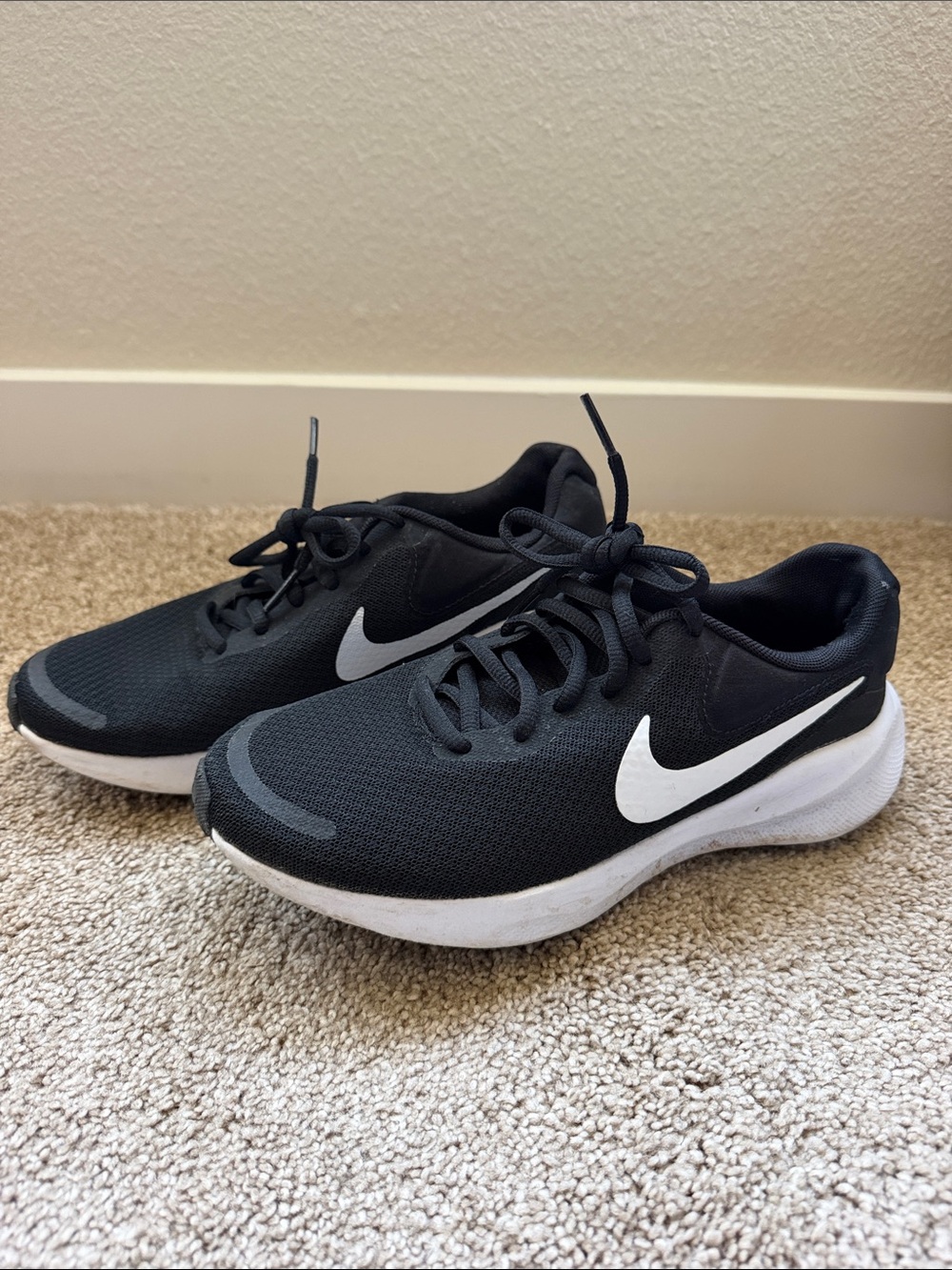 {NIKE} black and white sneakers 7